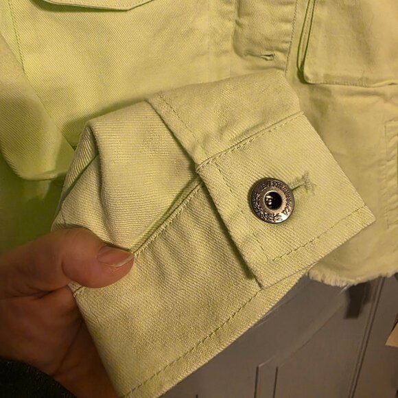 BNWT Levi's Lime Green Lightweight Jean Jacket w Fringed Bottom - Picture 8 of 10
